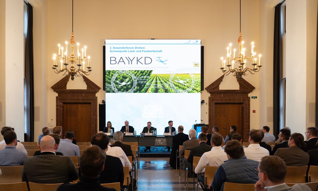 Minister Hubert Aiwanger beim Anwenderforum Drohnen der Bayerischen Koordinierungsstelle Drohnen (Foto: StMWi)