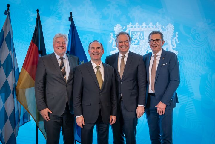 Bayerns Wirtschaftsminister Hubert Aiwanger verleiht die Staatsmedaille für besondere Verdienste um die bayerische Wirtschaft.