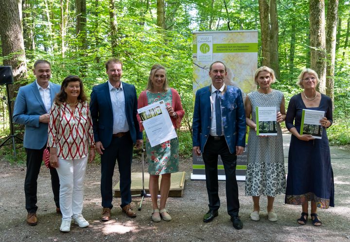 Wirtschaftsminister Hubert Aiwanger (3. v. r.) übergibt das Waldgesundheitszertifikat an die Gemeinde Bad Alexanderbad 