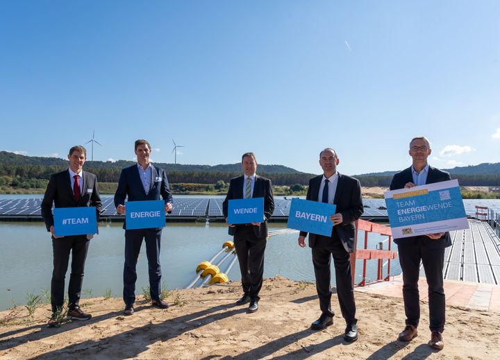 Für ihre vorbildlichen  Entwicklungen im Bereich Energiewende wurde die Firmengruppe Max Bögl als Unterstützer im Team Energiewende Bayern ausgezeichnet. Die Urkunde  wurde überreicht von Wirtschaftsminister Hubert Aiwanger und Vizeregierungspräsident Florian Luderschmid. Foto: Elke Neureuther/StMWi