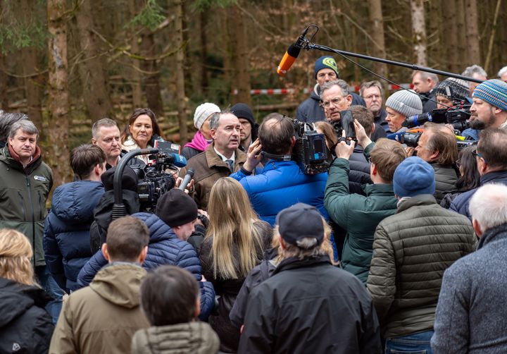 Wirtschaftsminister Hubert Aiwanger beim Gespräch mit Bürgern im Burghauser Forst. Foto: StMWi/E. Neureuther