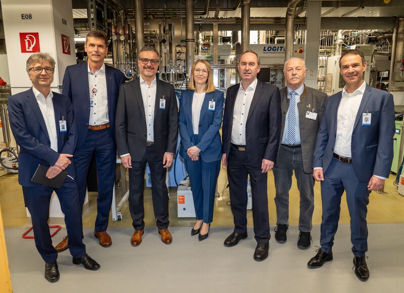 Wirtschaftsminister Hubert Aiwanger hat am Freitag den Halbleiterhersteller Texas Instruments (TI) an dessen Europazentrale in Freising besucht. Im Bild von links: Carsten Oppitz, Vice President and Business Unit Manager Switching Regulators; Klaus Schimpf, FAB Manager; Geschäftsführer Andreas Schwaiger; Carolina Tejle Hartmann, Director Finance & Administration Germany; Staatsminister Hubert Aiwanger; MdL Benno Zierer und Marcus Zimnik, EMEA Director of Innovation & Technology. Foto: StMWi/E. Neureuther
