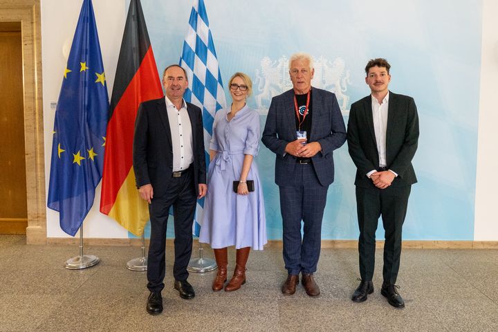 Bayerns Wirtschaftsminister Hubert Aiwanger empfing das Management der Softwarefirma Momenta in München: Sara Rose Röthel, Gerhard Steiger, und Maximilian Figel. Foto: Nicole Engelhart/StMWi