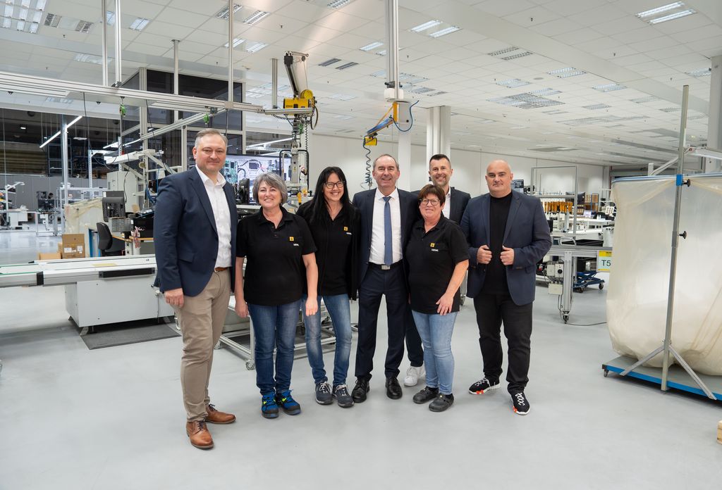 Bei seinem Besuch in der Produktionsanlage der Firma Loewe sprach Bayerns Wirtschaftsminister Hubert Aiwanger (4. v. l.) mit Geschäftsführung und Belegschaft. 
Foto: StMWi/ B. Brummer
