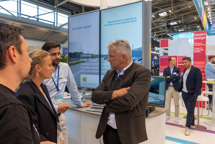 Bayerns Wirtschaftsstaatssekretär Roland Weigert besucht die IAA MOBILITY 2023 