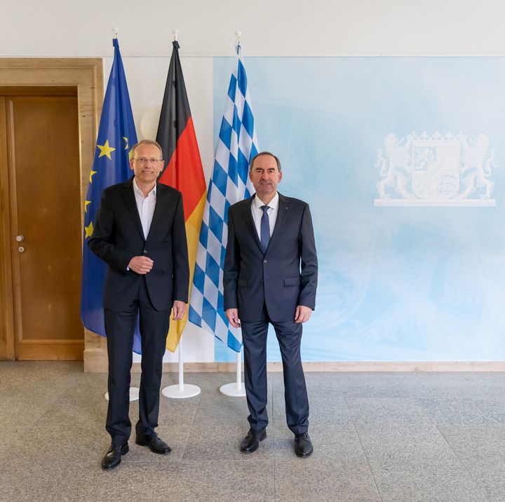 Bernhard Stiedl (DGB) tauschte sich mit Bayerns Wirtschaftsminister Aiwanger zu vielen wirtschaftspolitischen Themen aus. (Foto: StMWi/ E. Neureuther)