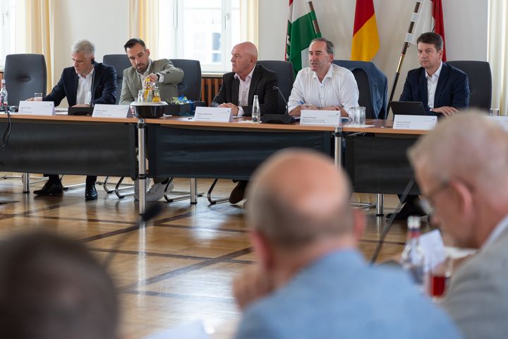 Bayerns Wirtschaftsminister Hubert Aiwanger hat sich heute während eines runden Tisches zum geplanten Stellenabbau bei Firmen im Kreis Rhön-Grabfeld für eine sozialverträgliche Lösung eingesetzt und ein Zukunftskonzept angekündigt. Das Bild zeigt (von rechts nach links): Innenstaatssekretär Sandro Kirchner, Wirtschaftsminister Hubert Aiwanger, Landrat des Landkreises Rhön-Grabfeld, Thomas Habermann, Bürgermeister von Bad Neustadt an der Saale, Michael Werner, sowie MdL Steffen Vogel. Foto: StMWi/Bastian Brummer