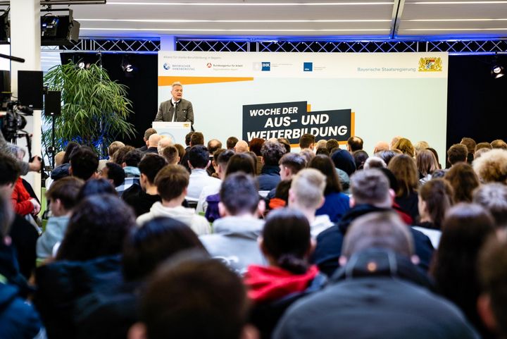 Bayerns Wirtschaftsstaatssekretär Roland Weigert war zu Gast bei der Auftaktveranstaltung in der Berufsschule Lauingen.