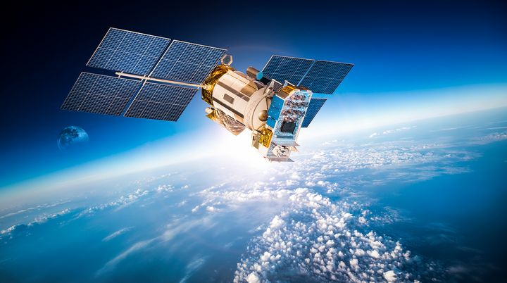 Ein Satellit fliegt im Weltraum.