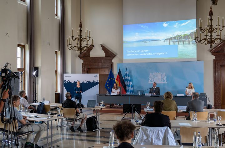 Pressekonferenz zum Thema nachhaltiger Tourismus im Wirtschaftsministerium 