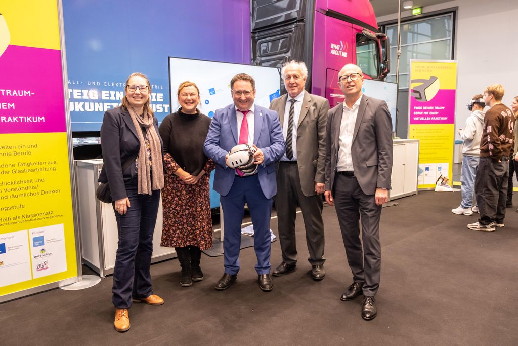 Bayerns Wirtschaftsstaatssekretär Tobias Gotthardt besucht die Berufsbildungsmesse in Nürnberg.