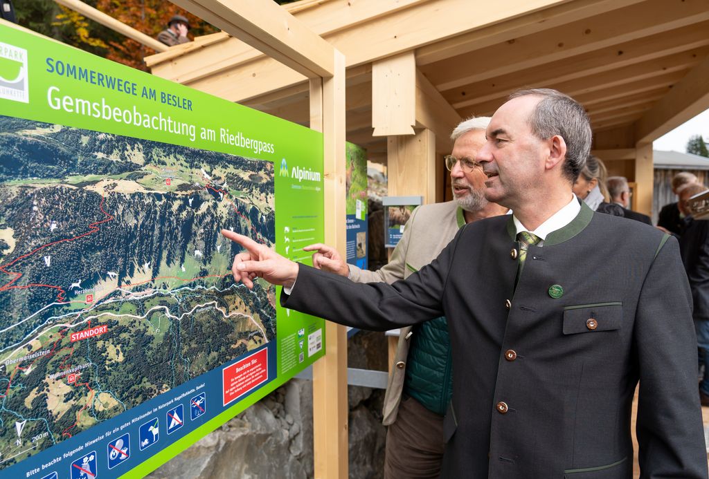 Wirtschaftsminister Hubert Aiwanger bei der Eröffnung der Gamsbeobachtungsstation am Riedbergpass (Foto: StMWi / E. Neureuther)