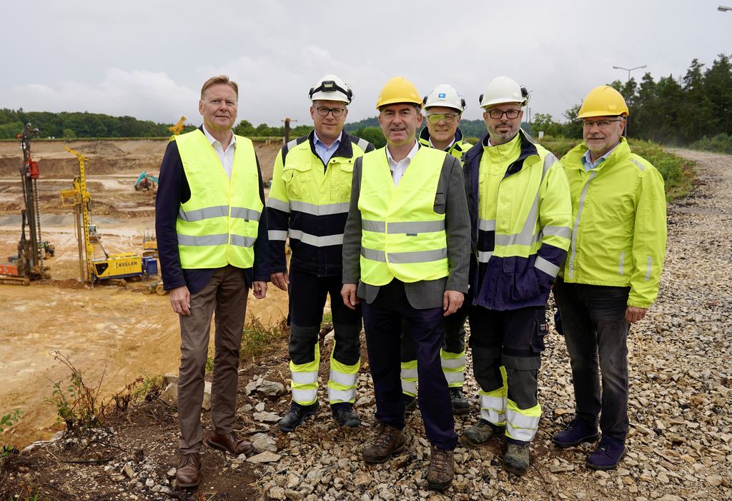 Wirtschaftsminister Hubert Aiwanger gemeinsam mit dem Projektteam von Uniper vor der Baustelle in Happurg. Foto: StMWi