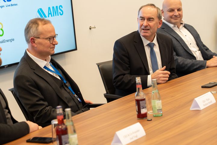 Das Förderprogramm BayFELI ist deutschlandweit einzigartig und stark nachgefragt. Heute hat Bayerns Wirtschafts- und Energieminister Hubert Aiwanger die 25. Förderurkunde aus dem Programm an die H2Hub Münnerstadt UG überreicht. Foto: StMWi/Bastian Brummer