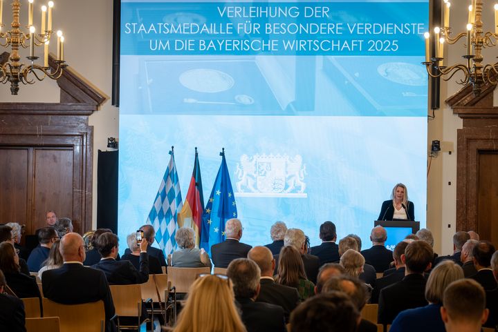 Bayerns Wirtschaftsminister Hubert Aiwanger verleiht die Staatsmedaille für besondere Verdienste um die bayerische Wirtschaft.