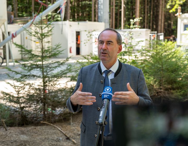 Hubert Aiwanger im Interview zum Thema Windmonitoring und Schutz von Vögeln bei der Windkraft © StMWi/E. Neureuther