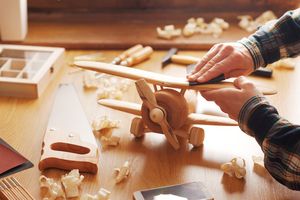 Holzspielzeug wird bearbeitet