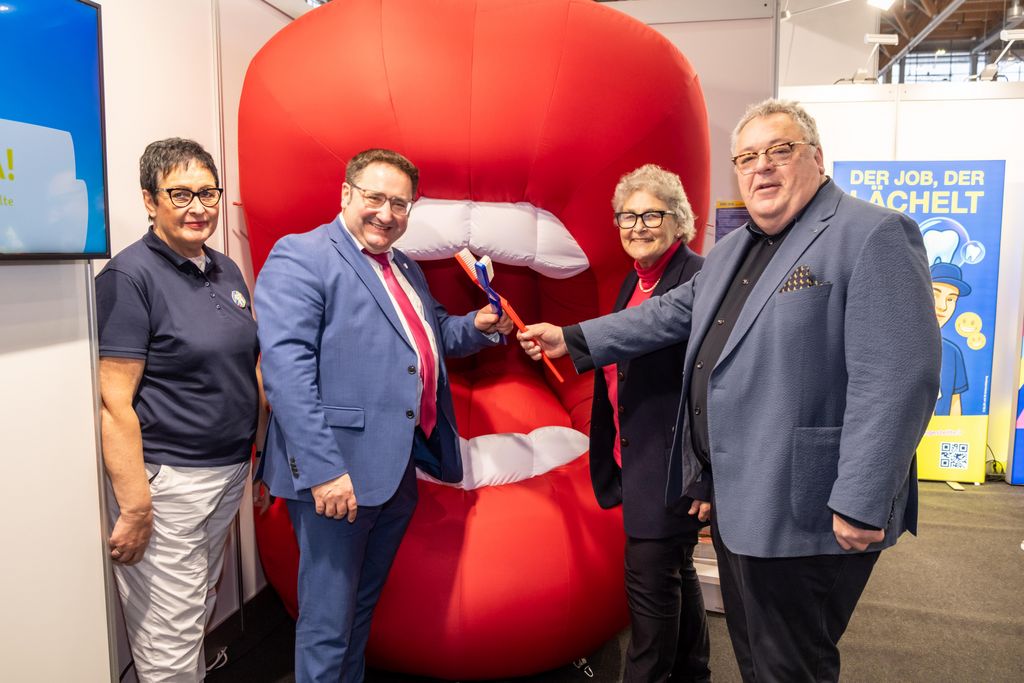 Bayerns Wirtschaftsstaatssekretär Tobias Gotthardt besucht die Berufsbildungsmesse in Nürnberg.