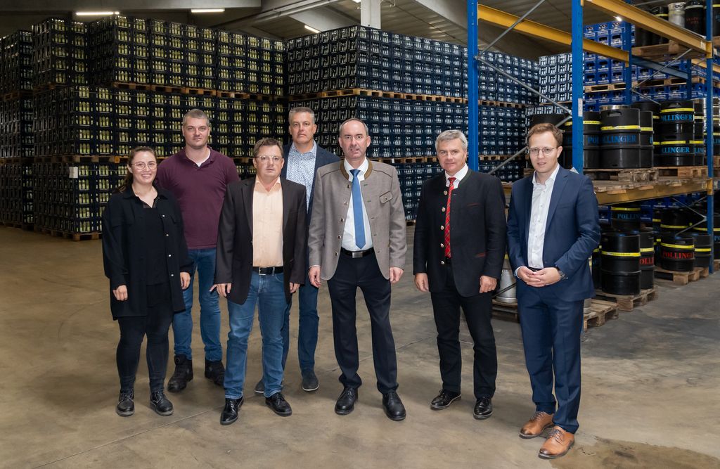 Wirtschaftsminister Hubert Aiwanger (Bildmitte) beim Besuch in der Brauerei Pöllinger. Foto: StMWi/E. Neureuther
