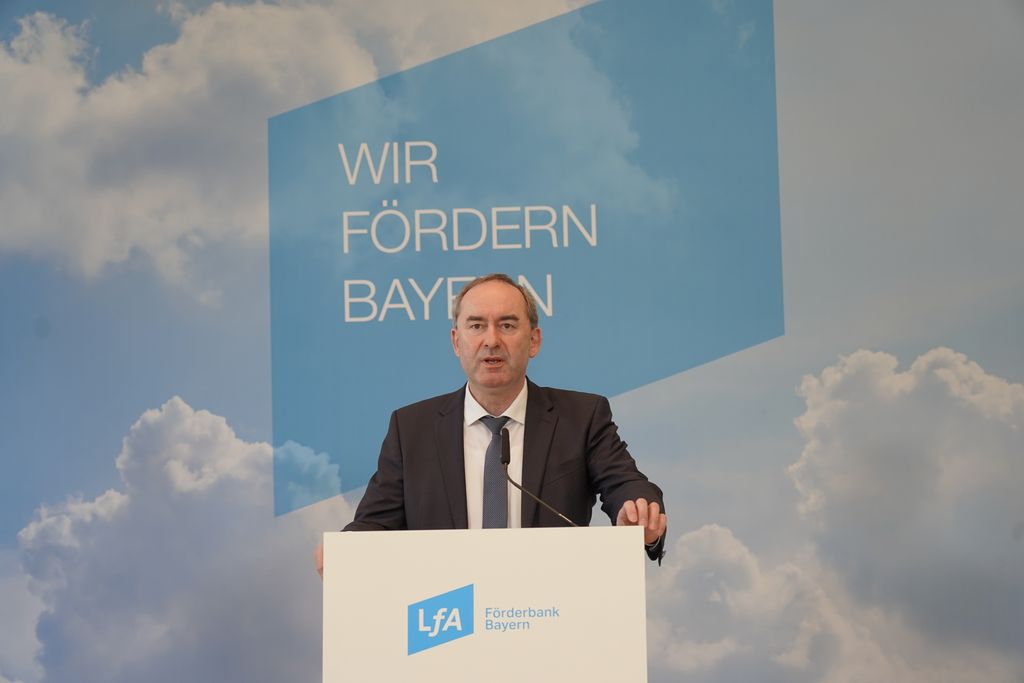 Bayerns Wirtschaftsminister und Verwaltungsratsvorsitzender der LfA Förderbank Bayern, Hubert Aiwanger, bei seinem Statement auf der Bilanzpressekonferenz der LfA Förderbank Bayern.
Foto: StMWi