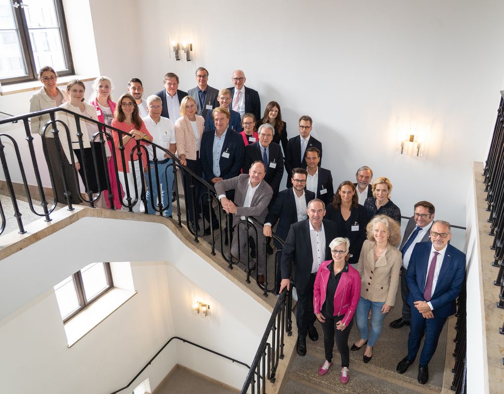 Etwa 30 Vertreter aus Wirtschaft und Wissenschaft diskutierten am runden Tisch im Wirtschaftsministerium mit Staatsminister Hubert Aiwanger über Bayerns Raumfahrtperspektiven. Vorne rechts: ESA-Generaldirektor Dr. Josef Aschbacher. Foto: Bastian Brummer/StMWi