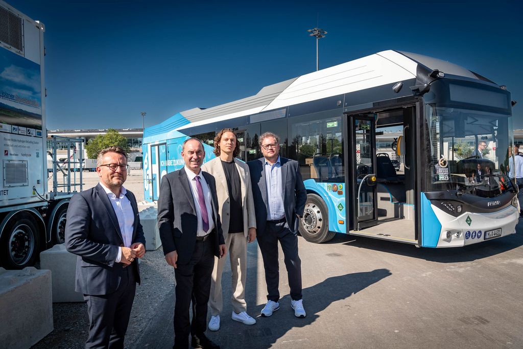 Bayerns Wirtschaftsminister Hubert Aiwanger besucht die IAA MOBILITY 2023