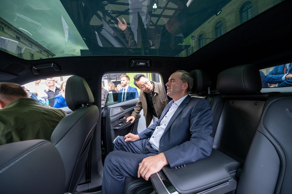 Bayerns Wirtschaftsminister Hubert Aiwanger besucht den IAA Open Space in München.