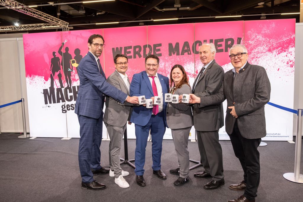 Bayerns Wirtschaftsstaatssekretär Tobias Gotthardt besucht die Berufsbildungsmesse in Nürnberg.