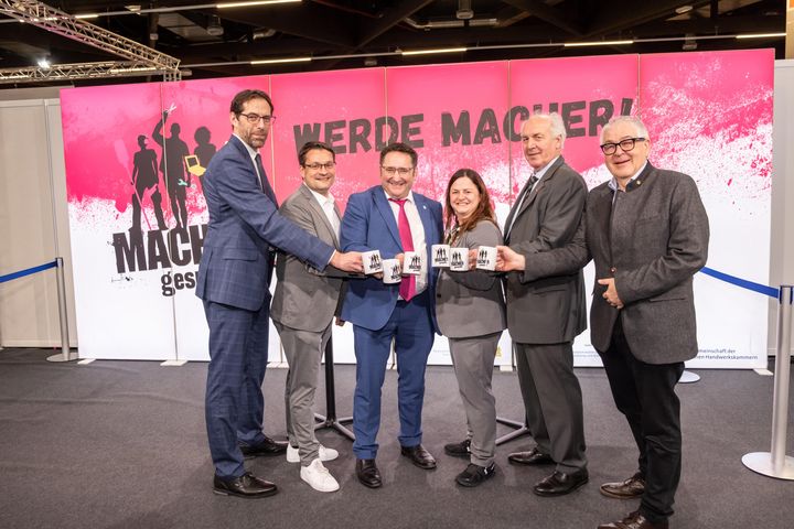 TDG20251208_Gotthardt_438 Bayerns Wirtschaftsstaatssekretär Tobias Gotthardt besucht die Berufsbildungsmesse in Nürnberg.