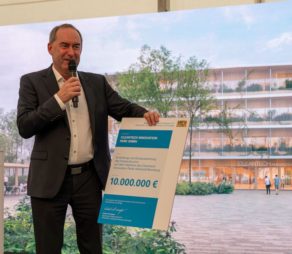 Wirtschaftsminister Hubert Aiwanger bei der Übergabe des Förderbescheids. Foto: StMWi/E. Neureuther