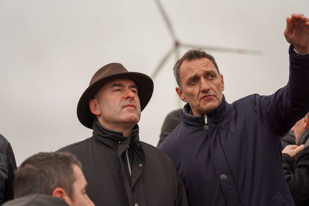 Bayerns Wirtschafts- und Energieminister Hubert Aiwanger hat heute im oberfränkischen Weißenbrunn gemeinsam mit Umweltminister Thorsten Glauber, Vertretern aus Politik, Wirtschaft und Verbänden ein starkes Signal für den Ausbau der Windenergie gesetzt. Das Bild zeigt Energieminister Aiwanger mit Weißenbrunns Bürgermeister Jörg Neubauer. Foto: StMWi/K. Huber