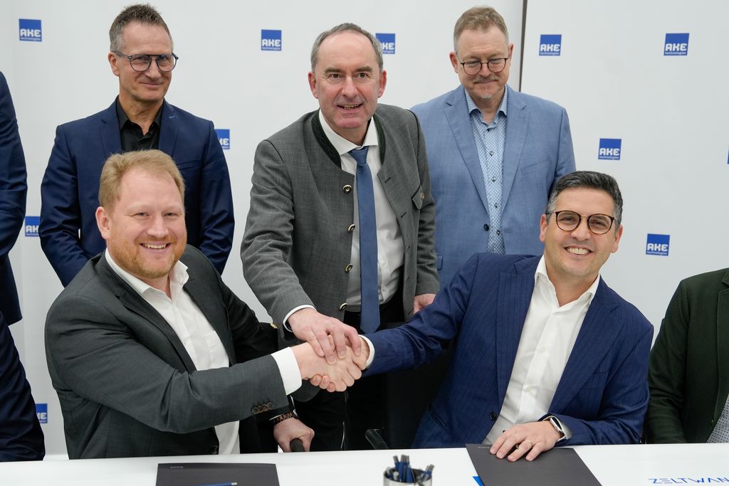 Bayerns Wirtschaftsminister Hubert Aiwanger freute sich über die Vertragsunterzeichnung, gemeinsam mit Michael Schurm (COO/CSO AKE technologies GmbH, vorne links), Manuele D´Aversa (CEO ZELTWANGER Group &amp; ZELTWANGER USA, vorne rechts), Boris Schneidhuber (CEO AKE technologies GmbH, hinten links) und Bernhard König (CEO AKE technologies GmbH, hinten rechts).
Foto: StMWi/K. Huber