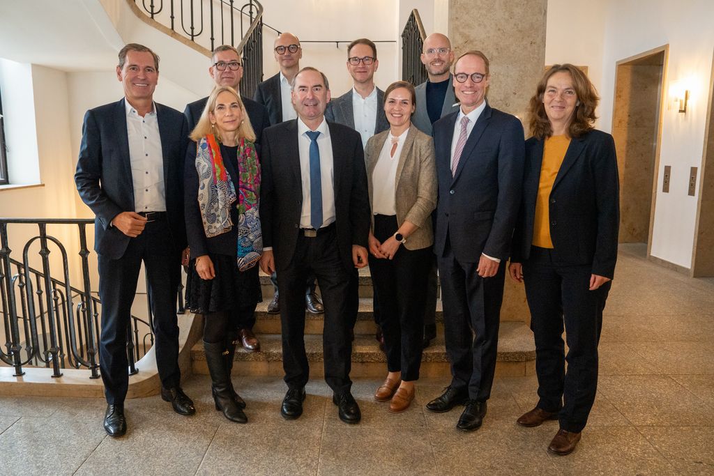 Bayerns Wirtschaftsminister Hubert Aiwanger hat sich mit Firmen der bayerischen Pharmaindustrie, sowie mit dem Verband der Chemischen Industrie e. V. über die aktuellen Themen der Branche ausgetauscht.
Foto: StMWi