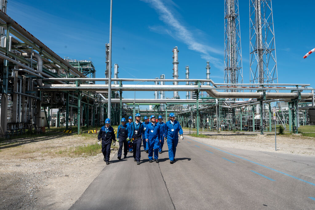 Bayerns Energieminister Hubert Aiwanger beim Rundgang in der OMV-Raffinerie in Burghausen.
Foto: StMWi