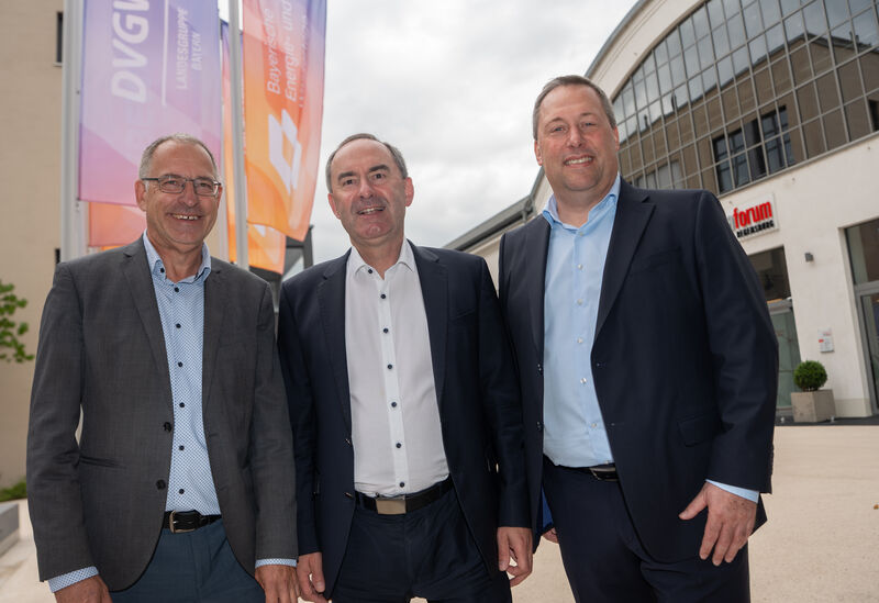 Bayerns Wirtschafts- und Energieminister Hubert Aiwanger hat heute an der Eröffnung der Bayerischen Energie- und Wassertage in Regensburg teilgenommen. Das Bild zeigt ihn gemeinsam mit DVGW-Landesgruppengeschäftsführer Robert Scherer (links) und VBEW-Hauptgeschäftsführer Marian Rappel (rechts). Foto: StMWi/Bastian Brummer