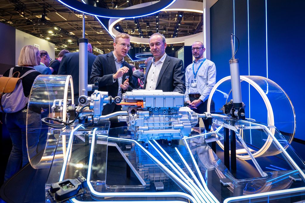 Impressionen des IAA Rundgangs mit Bayerns Wirtschaftsminister Hubert Aiwanger.