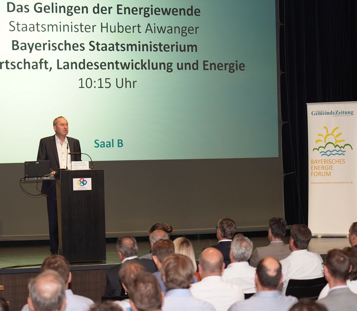 Wirtschaftsminister Aiwanger bei seiner Rede zum &quot;Gelingen der Energiewende&quot; in Gunzenhausen. (Foto: StMWi / P. Hof)