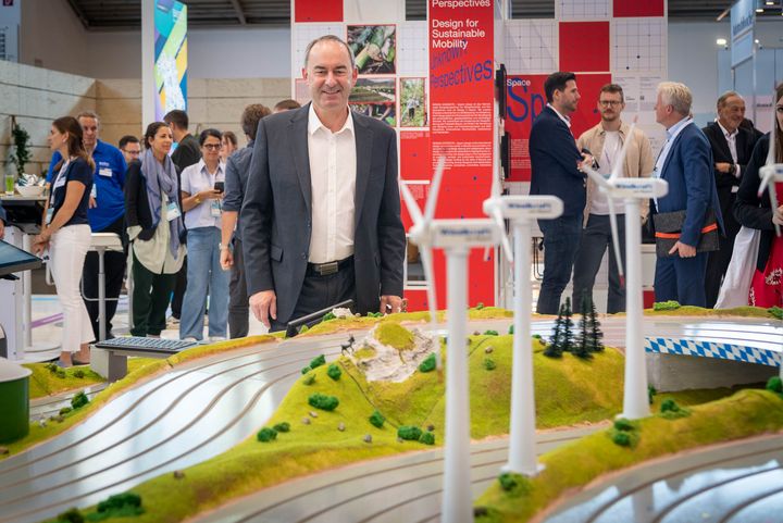 Bayerns Wirtschaftsminister Hubert Aiwanger besucht die IAA MOBILITY 2023.