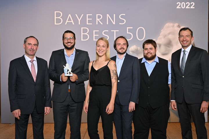 Bayerns Wirtschaftsminister Hubert Aiwanger (links) übergibt die Auszeichnung "Bayerns Best 50" an die CosH Consulting GmbH.