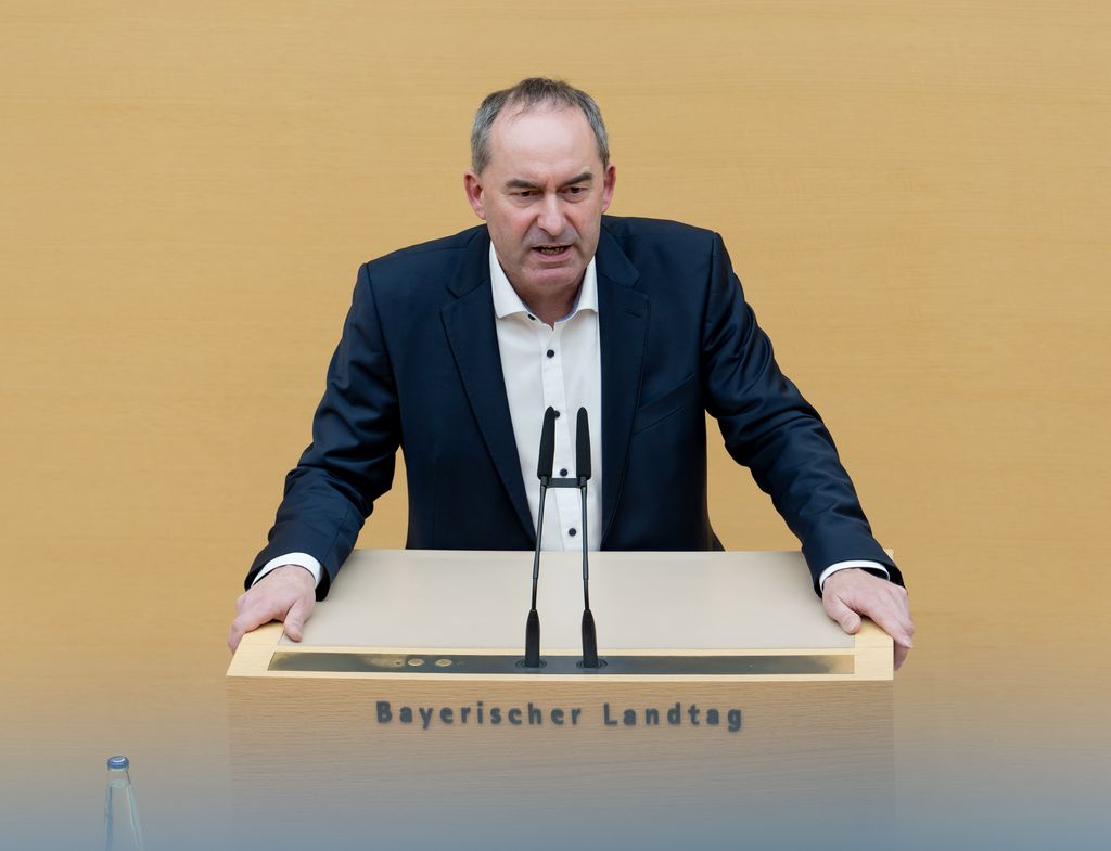 Bayerns Wirtschaftsminister Hubert Aiwanger bei der Regierungserklärung „Für einen starken Wirtschaftsstandort“ im Bayerischen Landtag.