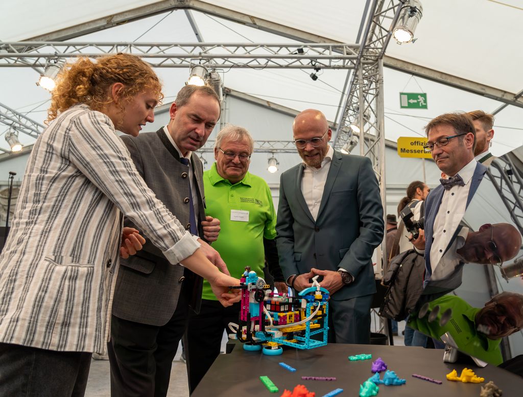 Bayerns Wirtschaftsminister Hubert Aiwanger besucht und eröffnet die Dillinger Ausstellung WIR (Foto: StMWi / E. Neureuther)