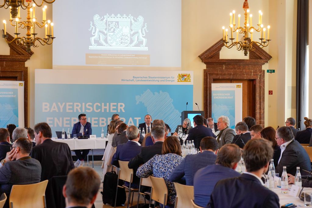 Mitglieder des Energiebeirats sind Vertreter der Spitzenverbände, der Fachverbände, der Kammern, der Landtagsfraktionen, der bayerischen Ministerien, der Energiewirtschaft sowie weiterer gesellschaftlicher Gruppen.
Foto: StMWi