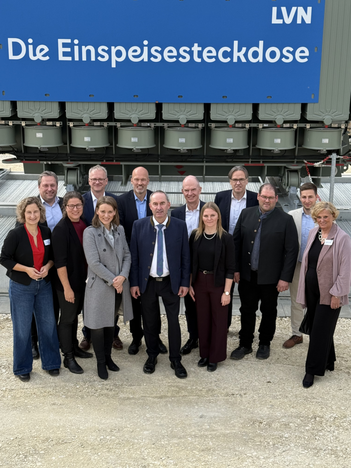 Bayerns Wirtschaftsminister Hubert Aiwanger nahm die neue Einspeisesteckdose bei der LEW Verteilnetz in Balzhausen in Betrieb. Foto: StMWi
