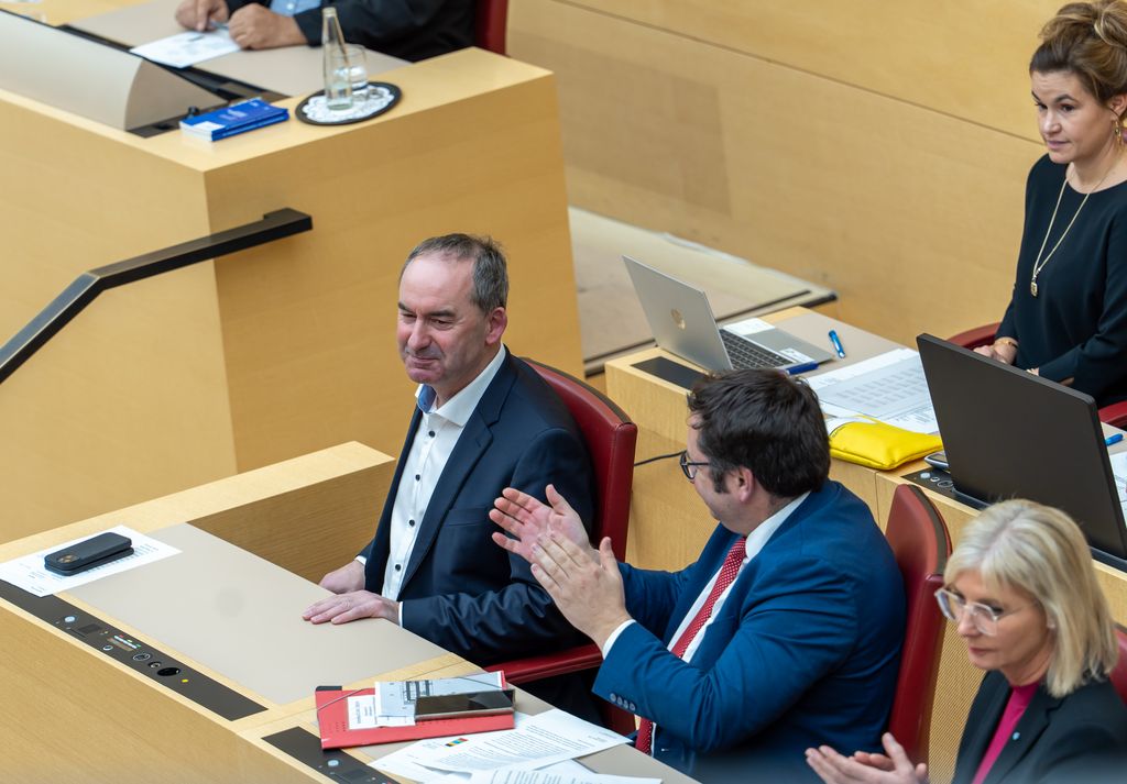 Bayerns Wirtschaftsminister Hubert Aiwanger bei der Regierungserklärung „Für einen starken Wirtschaftsstandort“ im Bayerischen Landtag.