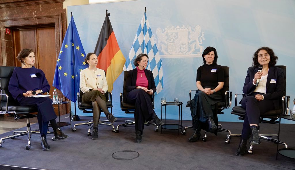 Martina Taubenberger (Mitte) moderiert eine Podiumsdiskussion auf der Interreg-Veranstaltung. Foto: StMWi