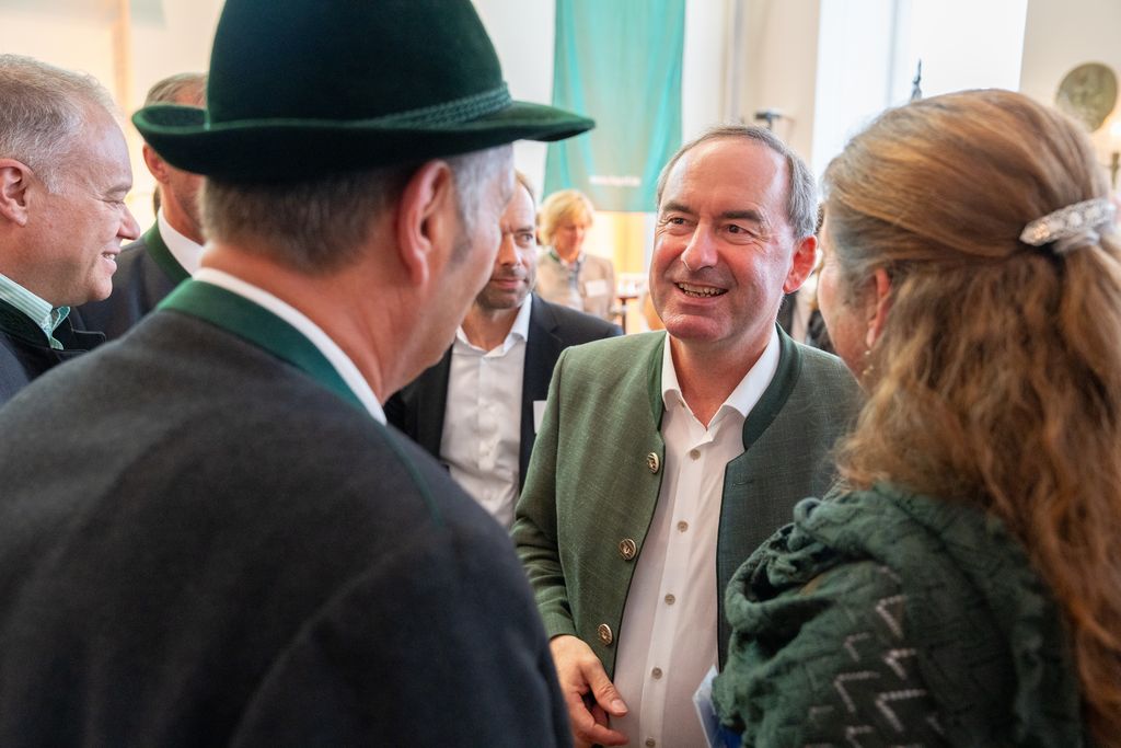 Bayerns Wirtschaftsminister Hubert Aiwanger hat am Festakt anlässlich des 20-jährigen Bestehens der Bayerischen Staatsforsten heute im Bayerischen Landtag teilgenommen. Foto: StMWi/Bastian Brummer