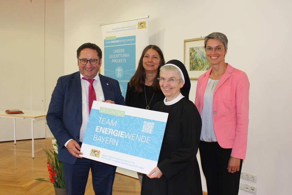 Bayerns Energiestaatssekretär Tobias Gotthardt (1. v. l.) übergibt die Urkunde "Gestalter im Team Energiewende".
Foto: Schwestern des Erlösers