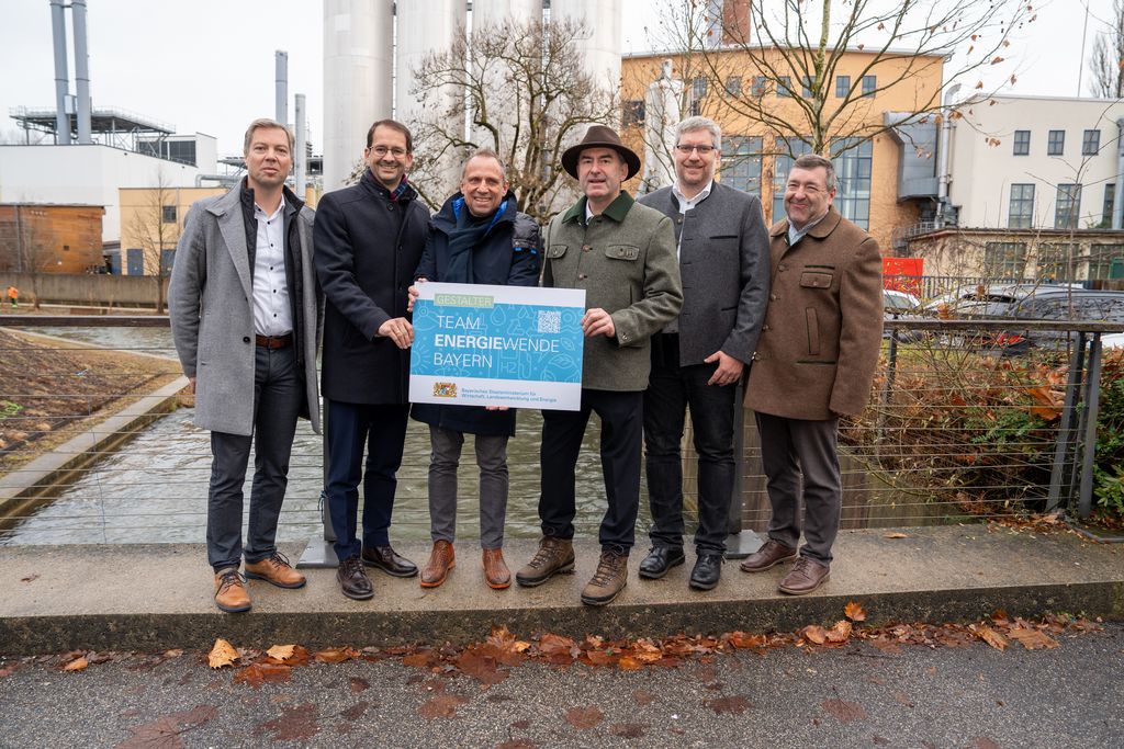Bayerns Wirtschafts- und Energieminister Hubert Aiwanger hat gemeinsam mit dem bayerischen Umweltminister Thorsten Glauber das Projekt der Stadtwerke Rosenheim zum Gestalter im Team Energiewende Bayern ausgezeichnet.
(v.l.n.r. Heiko Peckmann, Geschäftsführer Stadtwerke Rosenheim, Andreas März, Oberbürgermeister Rosenheim, Rolf Waller, Betriebsleiter Heizkraftwerk)
Foto: StMWi