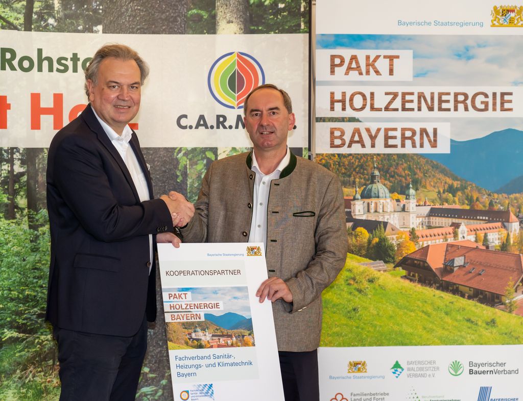Bayerns Wirtschaftsminister Hubert Aiwanger hat den Fachverband Sanitär-, Heizungs- und Klimatechnik als Kooperationspartner in den Pakt Holzenergie Bayern aufgenommen. Die Urkunde überreichte er an Hauptgeschäftsführer Dr. Wolfgang Schwarz (rechts). Foto: Elke Neureuther, StMWi