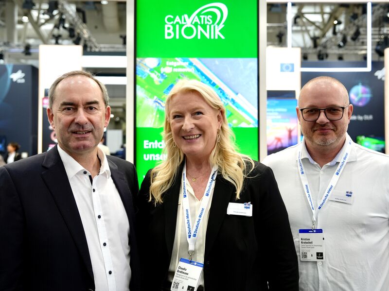 Wirtschaftsminister Hubert Aiwanger mit Vertretern von Calvatis Bionik aus Bad Endorf am Bayerischen Gemeinschaftsstand. Foto: StMWi